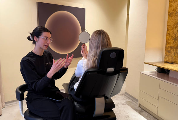 Dr. Surina Frey, Dermatologin, bei der Beratung einer Patientin zur Hautbehandlung im Behandlungsstuhl