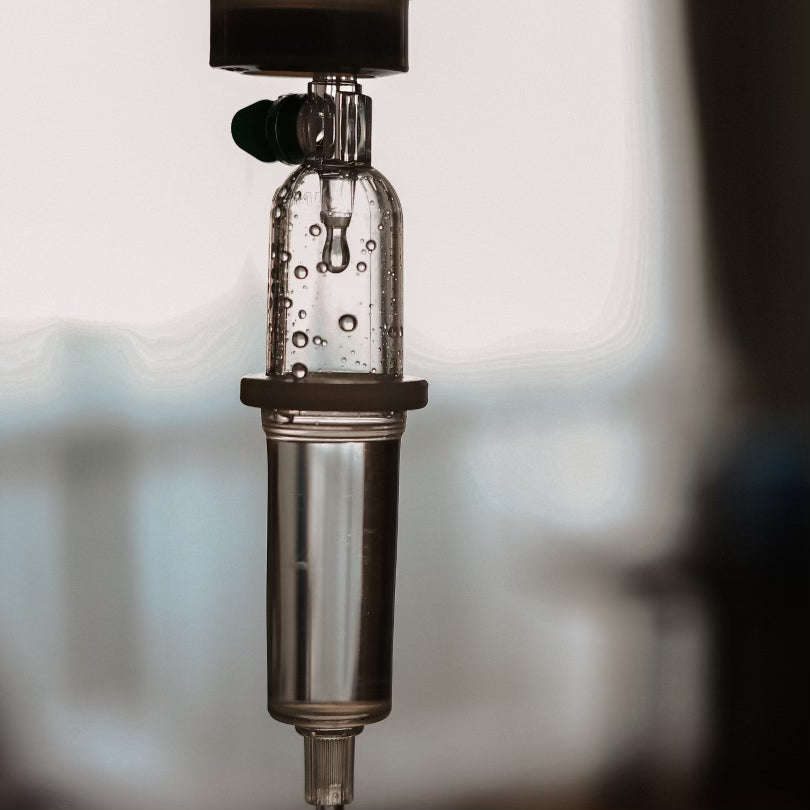 Nahaufnahme der Tropfkammer während einer Infusion