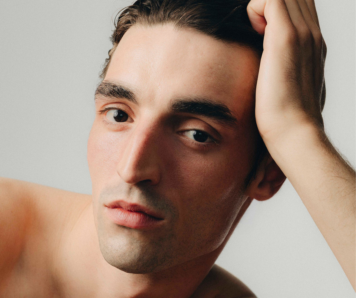 Mann stützt sich auf seiner Hand ab