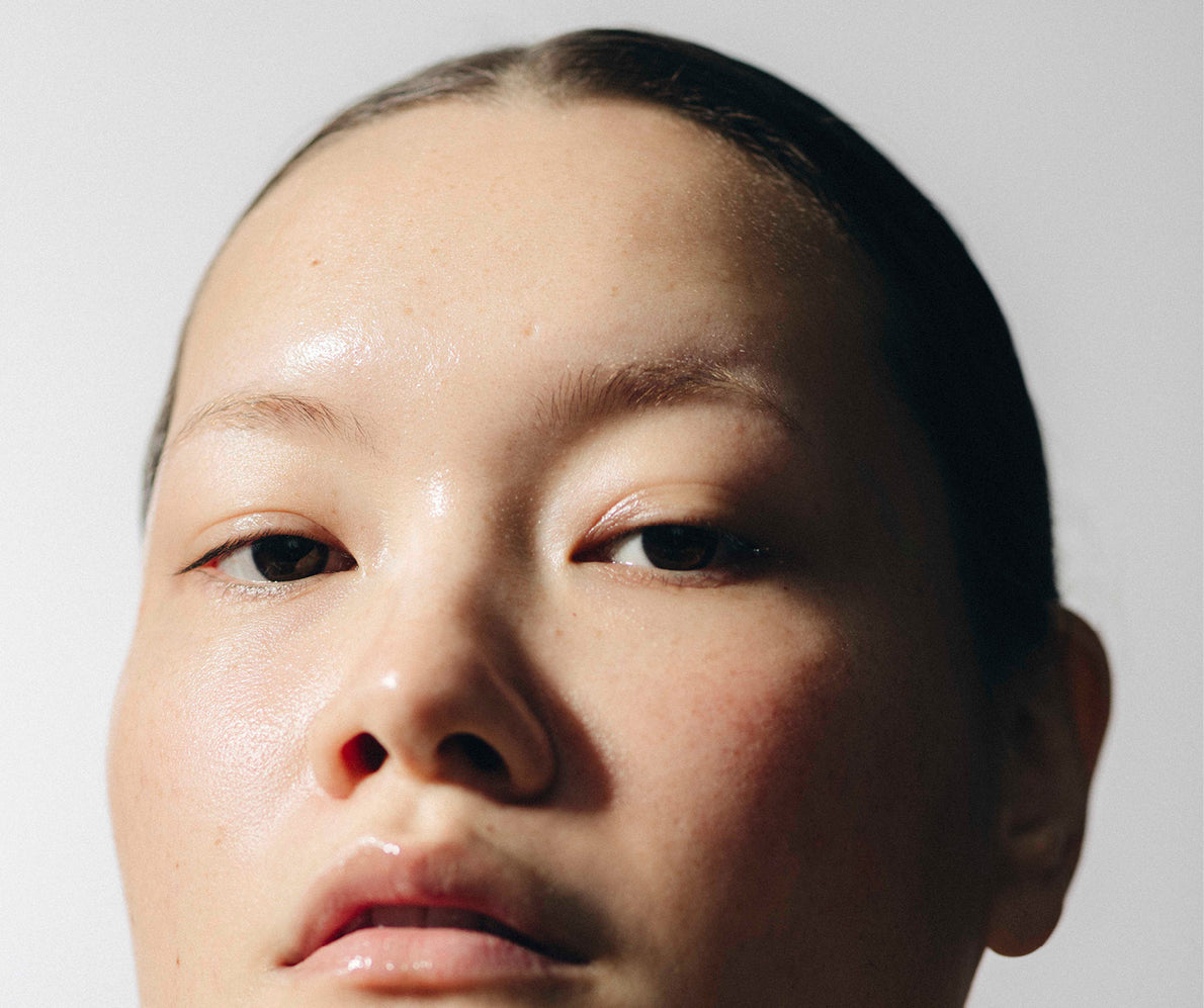 Nahaufnahme eines angeschnittenen Frauengesichts von den Lippen bis zur Haarlinie