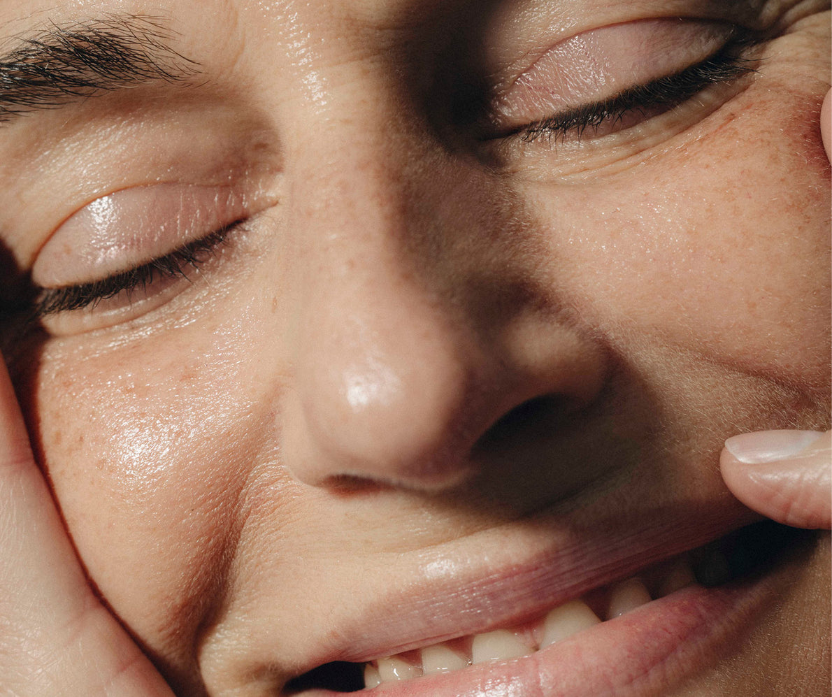 Close-up einer lachenden Frau