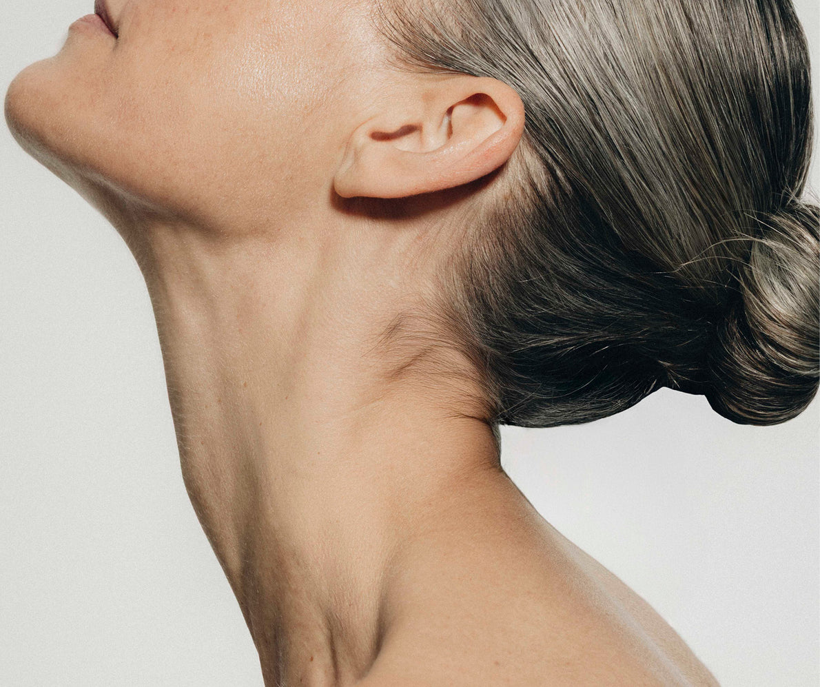 Frau im Profil mit gestrecktem Hals