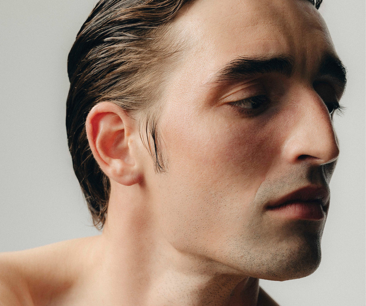 Mann in Profilansicht mit sichtbarer Zornesfalte