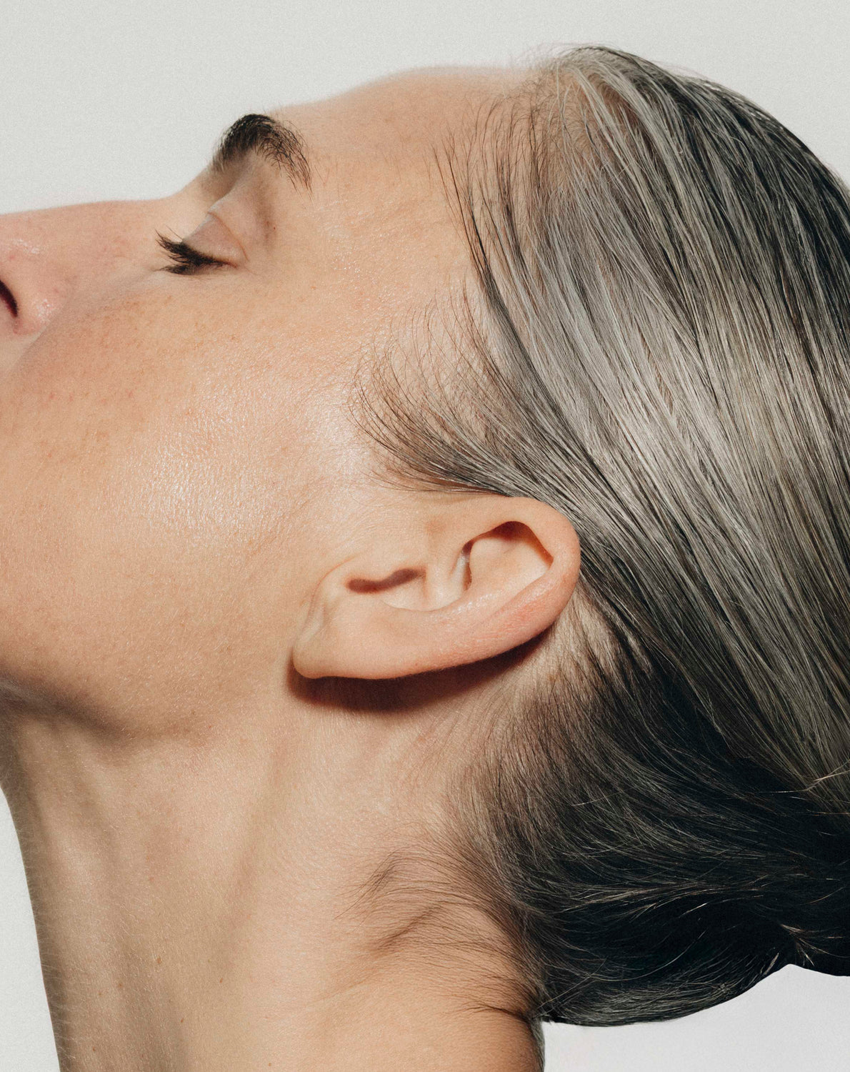 Close-up einer Frau mit nach oben gestrecktem Kinn