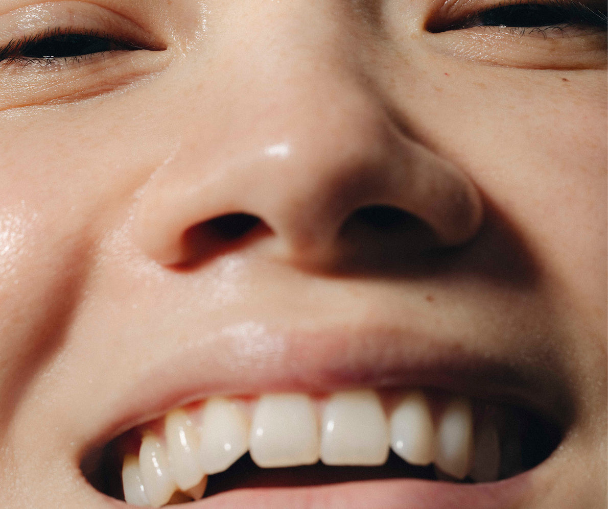 Nahaufnahme einer lachenden Frau