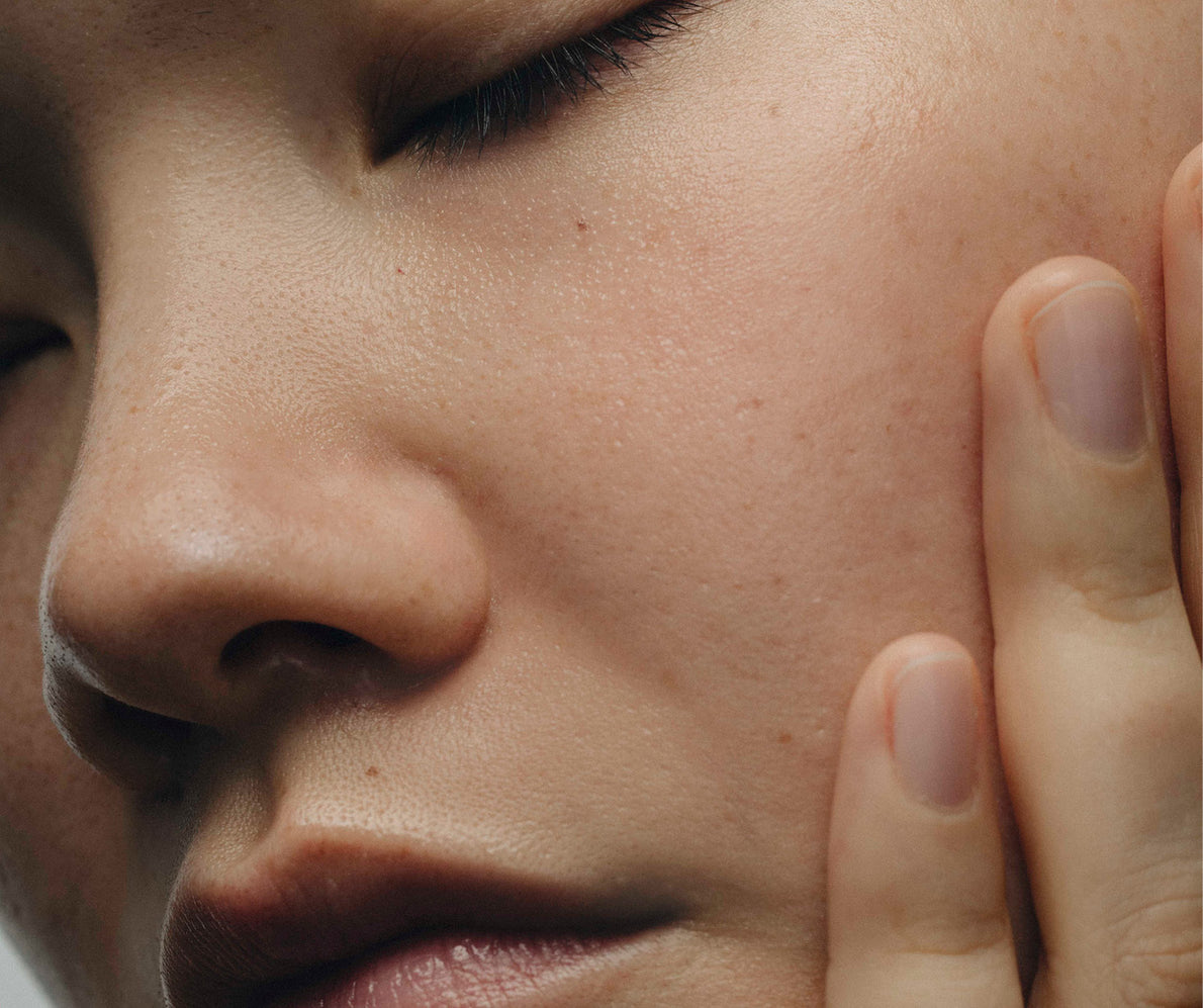Nahaufnahme einer Frau mit Hand auf der Wange