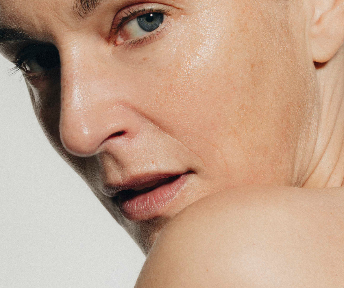 Close-up einer Frau, die über ihre Schulter blickt, Marionettenfalte sichtbar