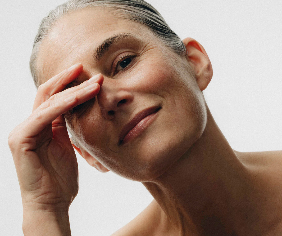 Frau, die ihre Hand vor einem Auge hält