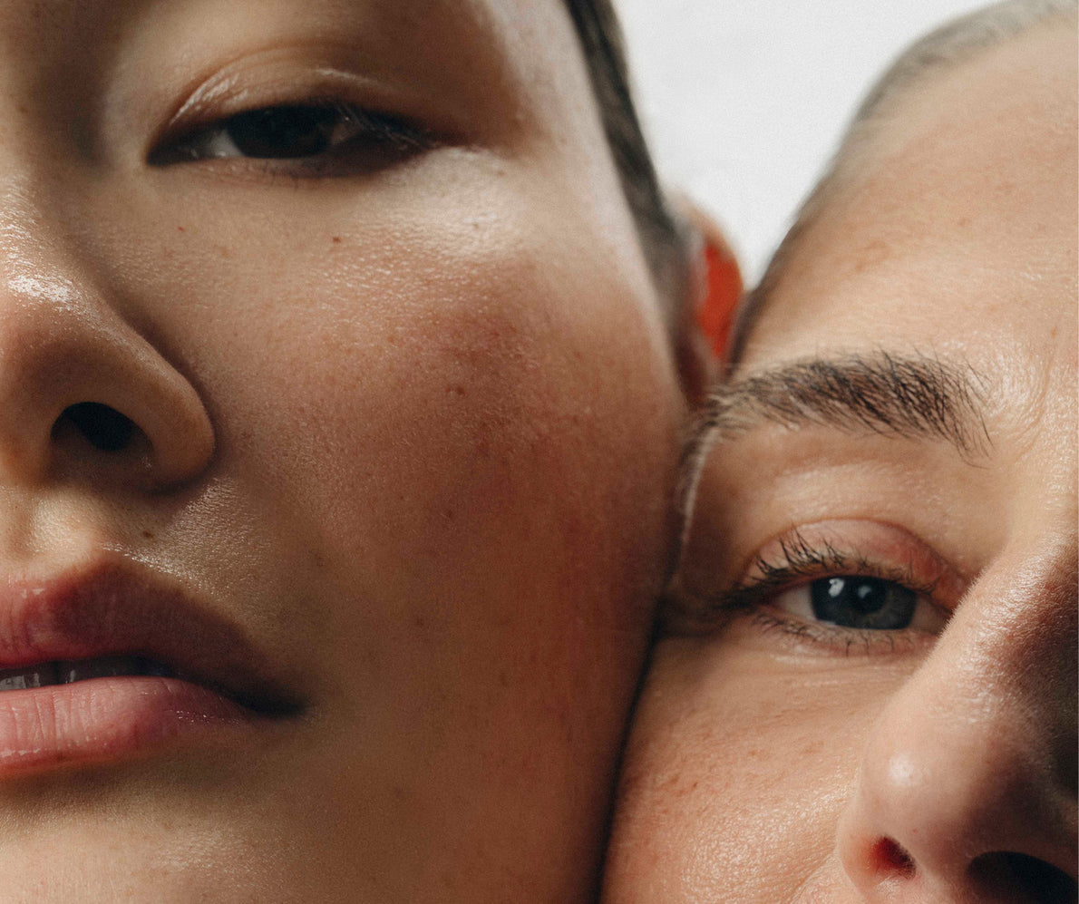 Zwei Frauengesichter im Close-up