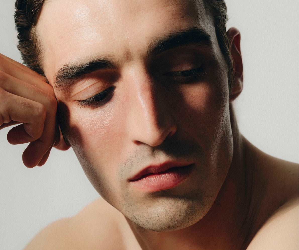 Nahaufnahme eines Mannes, der sich mit der Faust an der Wange abstützt