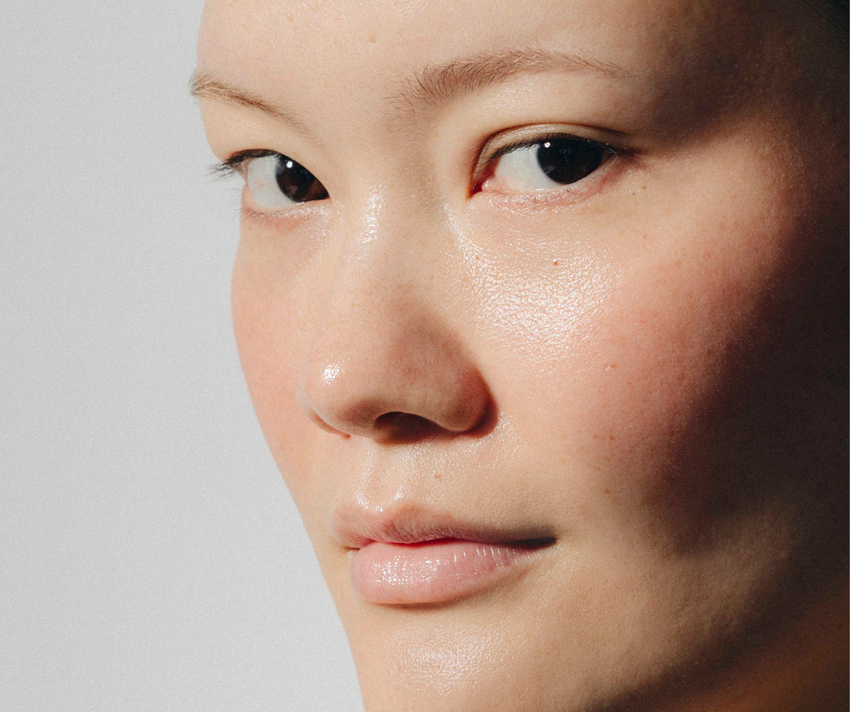 Seitliche Nahaufnahme eines Frauengesichts, Blick zur Kamera